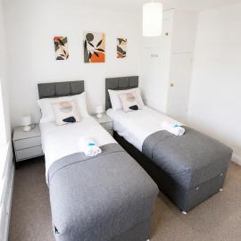 Central Wigan Apartment, Sleeps 3, WiFi, Contractor Friendly