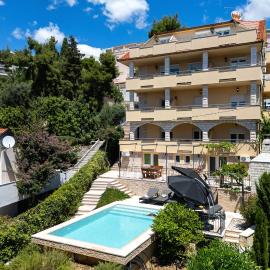 Villa Penava, private beach, pool and 7min to Trogir, hotel in Trogir