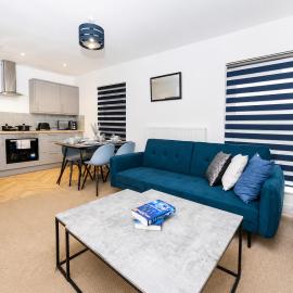 Wigan Central Apartment, Business, Leisure & Long Stays, Sleeps 3, Fast WIFI