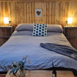 Unique Retreat Sleeps 2 with Hot Tub & Pets Ok, hotel in Bantry