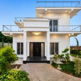 ELIVAAS Signature JP Farmstay 5-BHK Retreat with Kids' Room, Bar Area & Sit-out