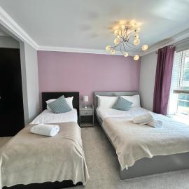Badgers House - 6 Bedrooms, Sleeps 13, Parking, Wifi