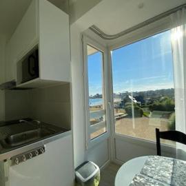 Studio piscine et vue mer, hotelli kohteessa Trévou-Tréguignec