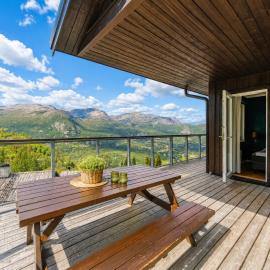 Ski in-Ski out with Style and Scenic Views