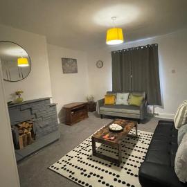 2 Bed House - Sleeps 4 - Garden - Parking - Wifi, Hotel in Peterlee