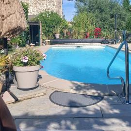 Sud France Petite maison de charme avec piscine, Jaccuzi et clim, hotel i Bédarieux