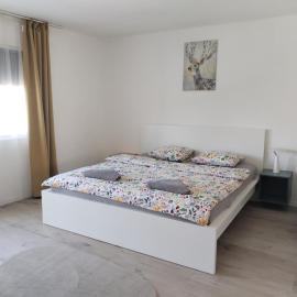 Dömper Döme Apartman 1E, hotel in Balatonlelle