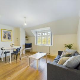 Redhill town centre apartments by Livingo, хотел в Редхил