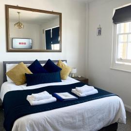 SEAFRONT SANCTUARY Beautiful Art Deco Apartment with Stunning City & Sea Views