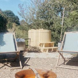 Pet Friendly Shepherd's Hut Sleeps 2 with Hot Tub