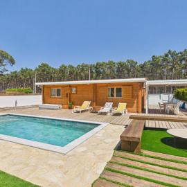 Wooden Bungalow AC w/ Pool & Garden - Caparica | By Airnest, hotel di Charneca
