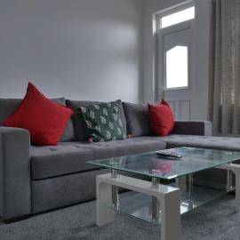 Modern 3BDR Home l Sleeps 5 l Free Parking l Close to Train station and Shops