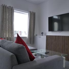 Modern 3BDR Home l Sleeps 5 l Free Parking l Close to Train station and Shops