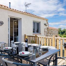 Gîte Du Tonnelier - 7min Puy du Fou, hotel in Sevremont