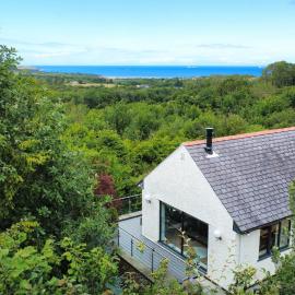 Luxury Sea View Home with Hot Tub & Sauna, hotell i Llanallgo