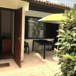 Location appartement plain pied T3 à 8 KMS de l'océan, hotelli kohteessa Lit-et-Mixe