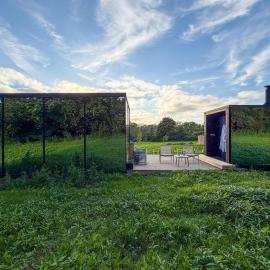 Luxury Mirrored Cabin with Sauna & Plunge Pool, hotel in Llanddyfnan