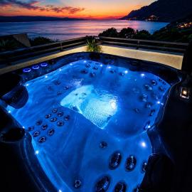 Apartman Štorija with Private Jacuzzi-Brela، فندق في بريلا