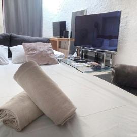 Maison avec 2 espaces separes sur 2 niveaux distincts, Montreux,Festivals,Chateaux de Chillon,FreddieMercury,Casino,lac leman plages,montagne, Pour voyageurs souhaitant partager une maison familiale et economique, 15 minutes a pied du centre en descente