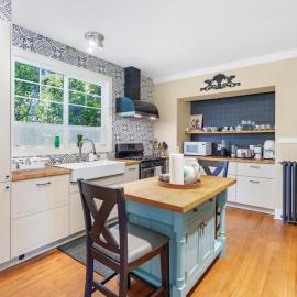 Luxe 3BR Coastal Retreat - Views, Hot Tub and BBQ, hotel a West Vancouver