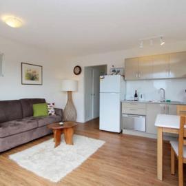 Garden Apartment, beside the sea, Hotel in Kingston Beach