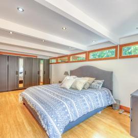 Modern Mid-Century Home with Solarium, Deck, and Jacuzzi, hotel a North Vancouver