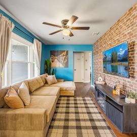University Stay that Sleeps 10. Game Room, Firepit , and Grill โรงแรมในแฟรงค์ฟอร์ต