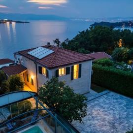 Villa Verde & Blue with Sea View – hotel w mieście Omišalj