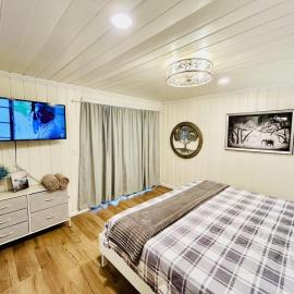 Tripps Landing-Pet Friendly-Sleeps 10, hotel in Bass Lake Annex