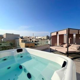 HTR Duplex Penthouse Suite - Private Roof Top Jacuzzi - City Views, hotel in Is-Swieqi