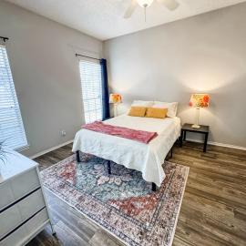 Spacious Poolside Oasis - Easy Access and Garage, Hotel in Corpus Christi