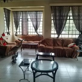 LOVELY ROADSIDE 3 BEDROOM HOME with WIFI AND BEAUTIFUL GARDEN, hotel in Shikusa