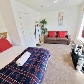NightRest Homes 6 Bedroom House- Smart TV In each Room - Parking - Wifi -Milton Keynes, Hotel in Milton Keynes