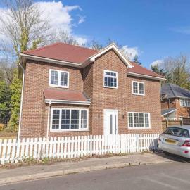 House in Wooburn Moor with River view