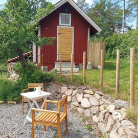 Humlebo stuga med bastu, hotel sa Söderköping