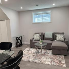 Cozy Suite Near Airport, hotel in Calgary