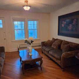 Charming Bungalow on a end st sits on a park, hotel in Maplewood