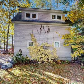 Charming coastal cottage with firepit and easy beach access