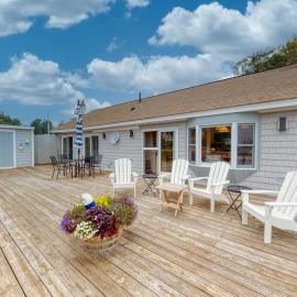 Bayfront Cottage on Mill Cove w/ Private Dock & Furnished Deck - Walk Downtown, hotel a Boothbay Harbor