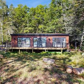 Modern Maine cottage with river views, deck, and a convenient washer/dryer, hotel a Stockton Springs