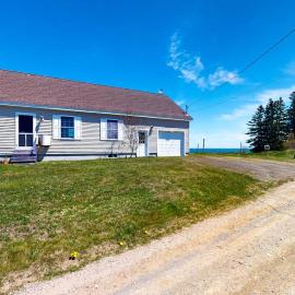 Tranquil getaway on the coast with beach access, ocean views, & screened porch, hotel di Martinsville
