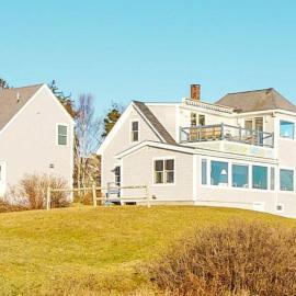 Stunning oceanfront cottage w/ private deck and Atlantic views, viešbutis mieste Southport
