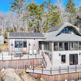 Oceanfront home on 6 acres with multi-level deck & spectacular view, hotel in Rockport