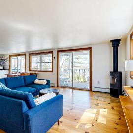 Dog-friendly river-view home with wood stove, deck, patio, dock, beach, grill, hotel i Boothbay