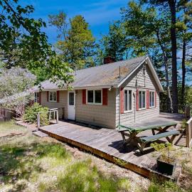 Lady Slipper Cottage: Charming Lakefront Retreat with Canoes, Kayaks, and Modern Comforts