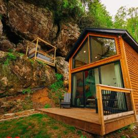 Cliff Hot Tub with Deck Fire Pit Mural and Pet Friendly, hotel in Rogers