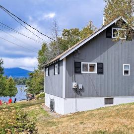 Lakefront, cabin-inspired home with firepit, grill, & screened porch, Wifi, hotel in Greenville