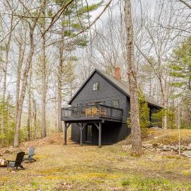 Renovated woodland home with lovely deck & firepit - minutes to Swan Lake, hotelli kohteessa Swanville