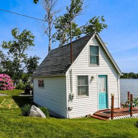 Cozy Studio with Lofted Sleeping Space and Great Water View, Hotel in Surry