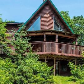 Stunning & Spacious Log Cabin in the Woods: Boothbay Harbor şehrinde bir otel